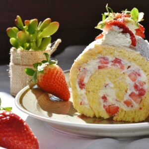 Erdbeerroulade mit Joghurtfüllung – leichter & vollwertiger