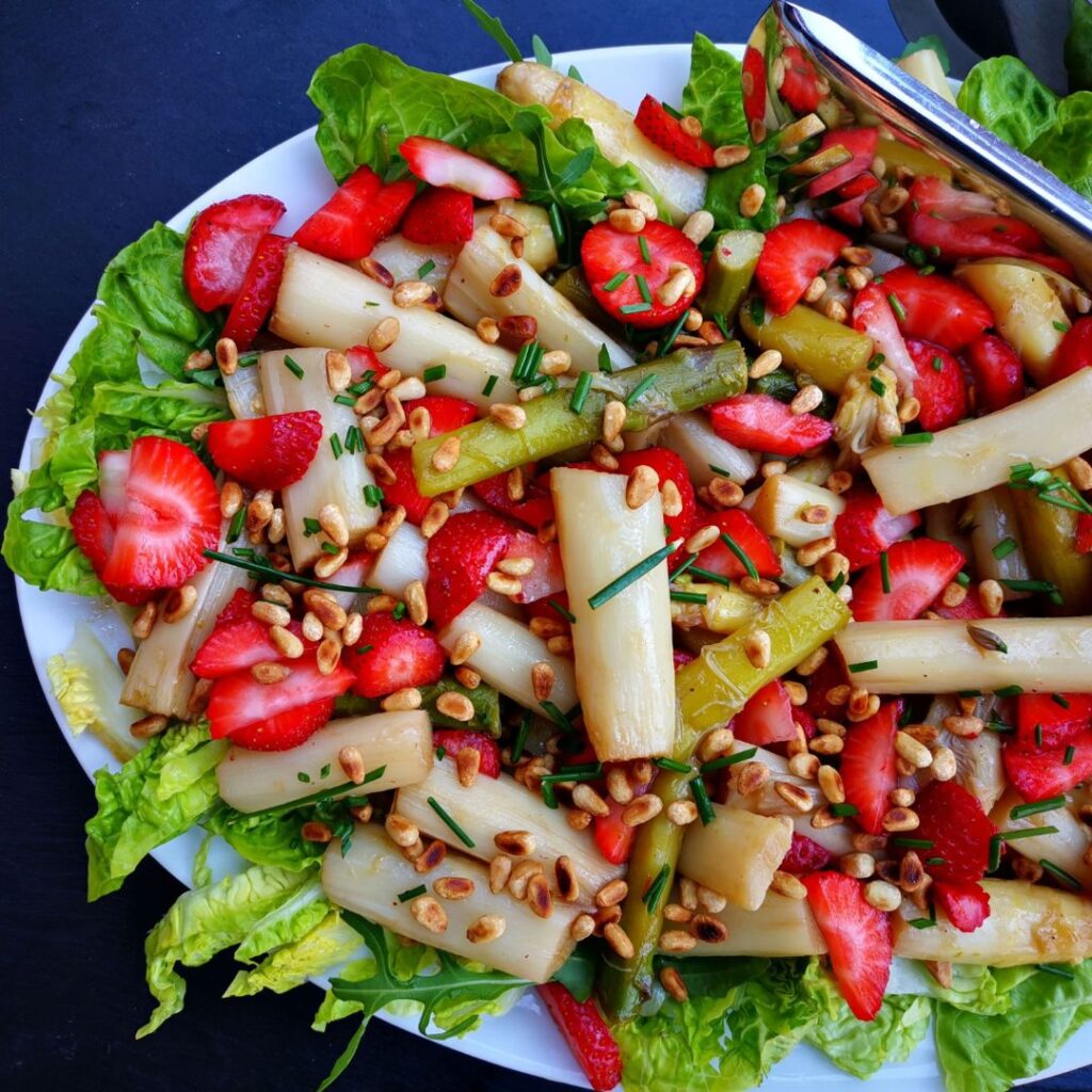 Quinoasalat mit Spargel und Erdbeeren.