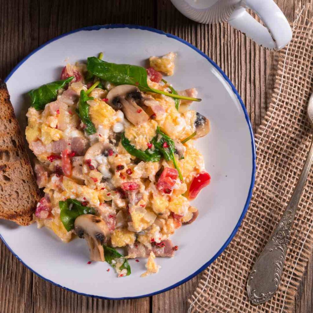 Eierspeise, Rührei mit Gemüse und Vollkornbrot