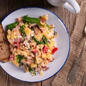 Eierspeise, Rührei mit Gemüse und Vollkornbrot