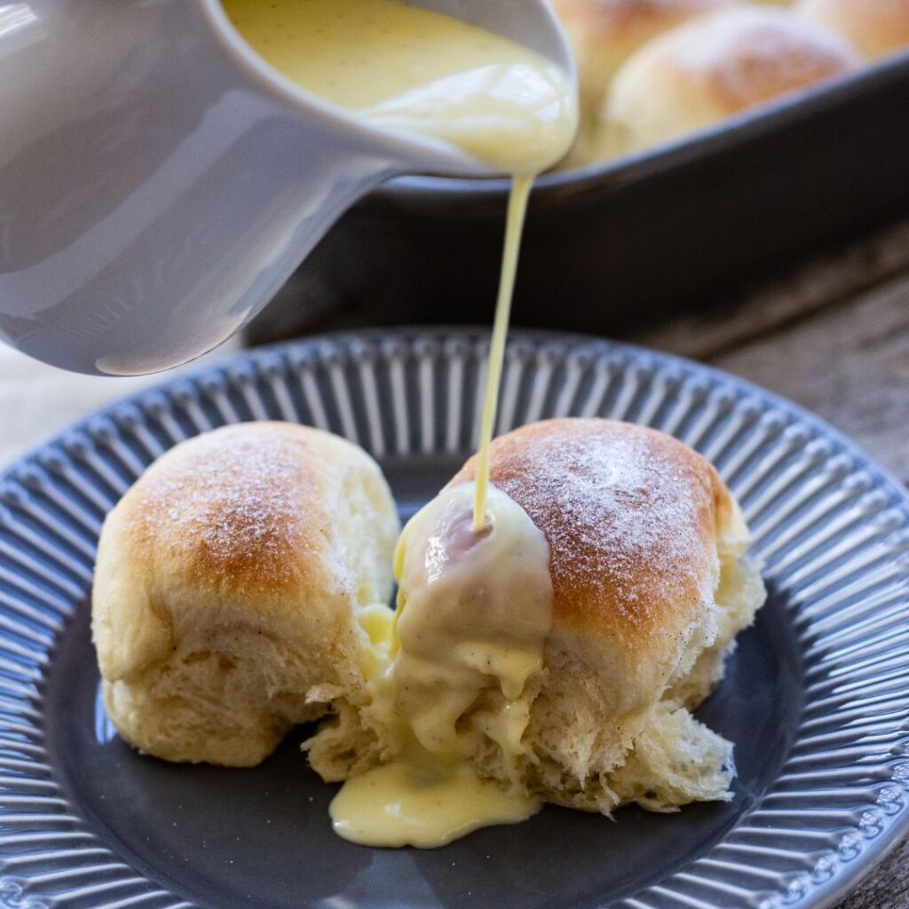 Saftige Buchteln mit Vanillesoße