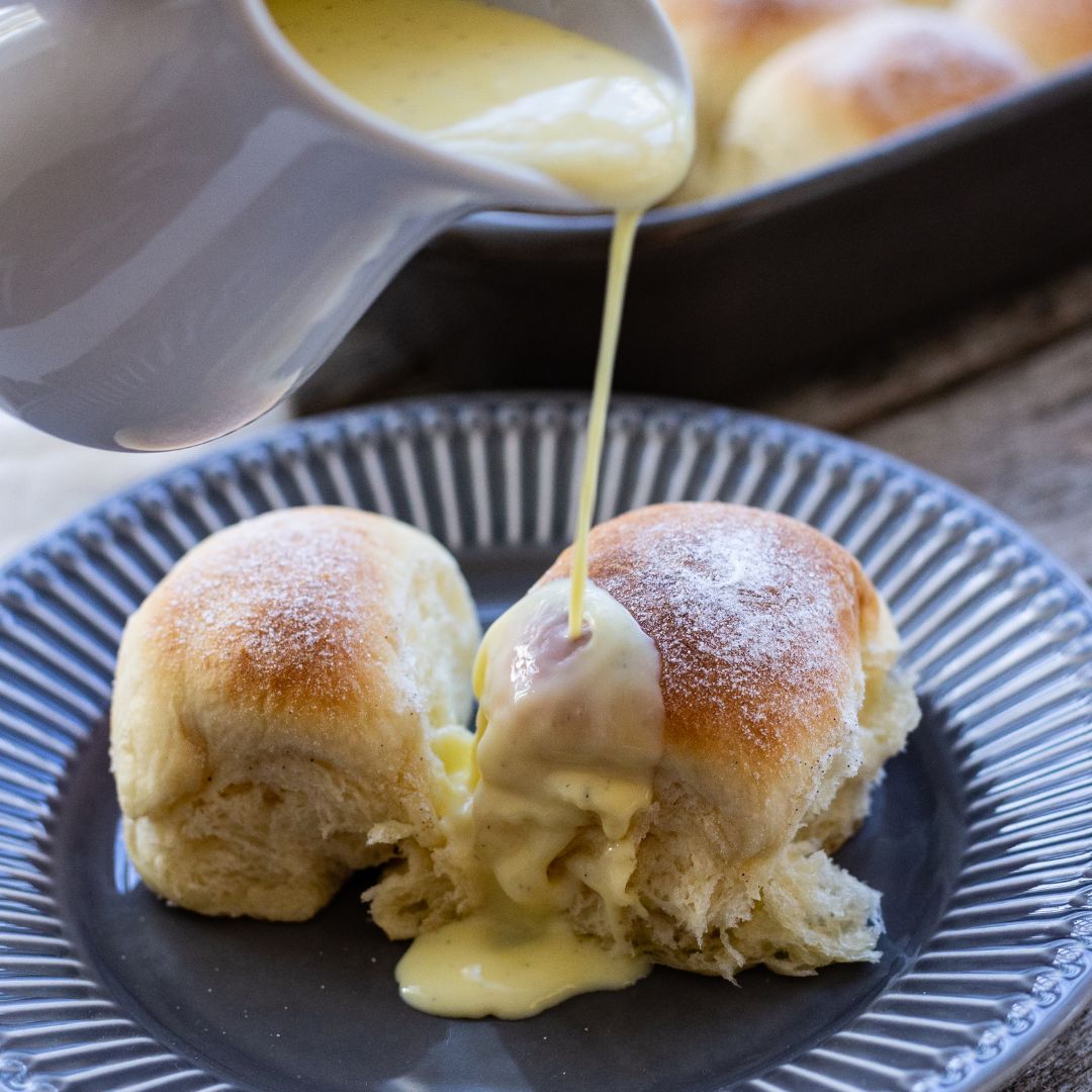 Saftige Buchteln mit Vanillesoße